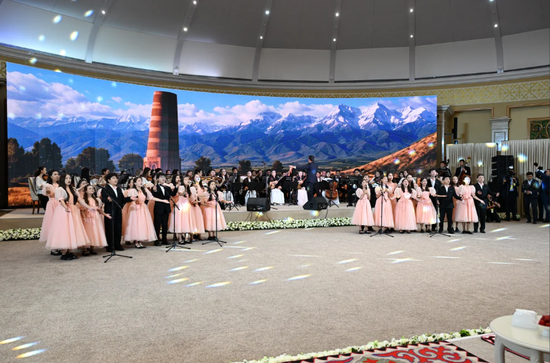 Mehriban Əliyeva Bişkekdə dekorativ-tətbiqi sənət ustalarının əl işlərindən ibarət sərgi ilə tanış olub - FOTO