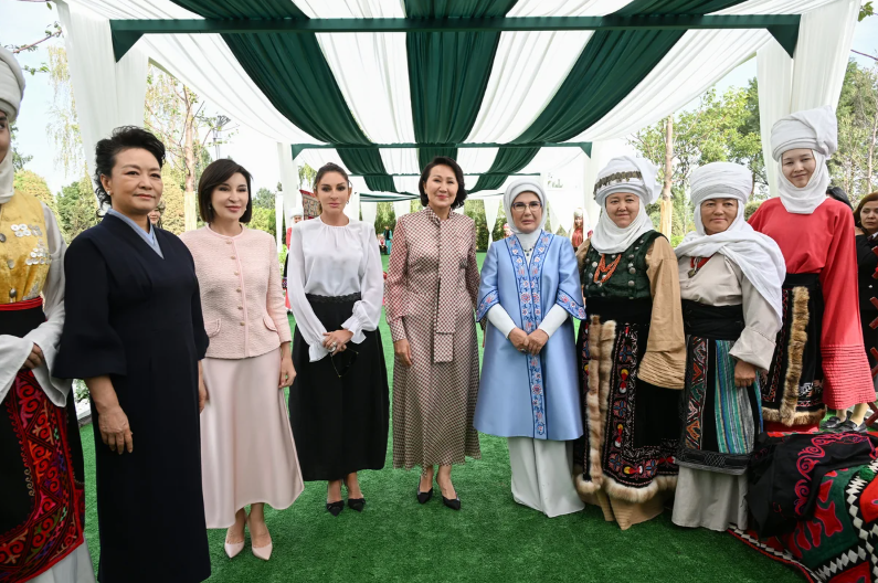 Mehriban Əliyeva Bişkekdə dekorativ-tətbiqi sənət ustalarının əl işlərindən ibarət sərgi ilə tanış olub - FOTO