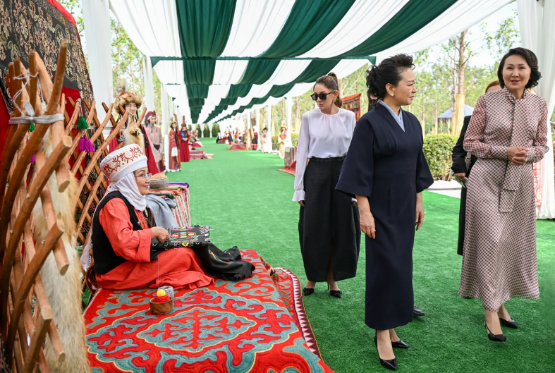 Mehriban Əliyeva Bişkekdə dekorativ-tətbiqi sənət ustalarının əl işlərindən ibarət sərgi ilə tanış olub - FOTO