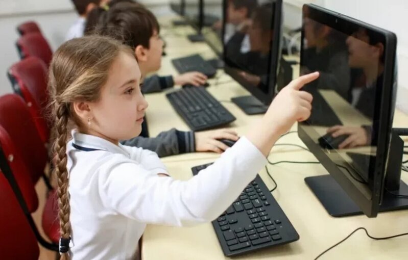 Azərbaycanda məktəblərdə kompüterlərin sayı 30 %-ə yaxın artıb