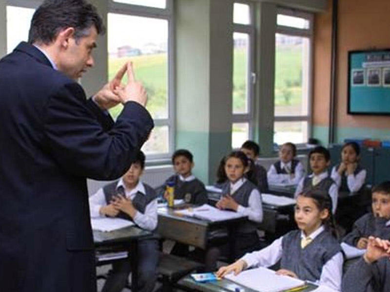 Məktəblərdə kişi müəllimlər AZALIR: Səbəb NƏDİR?
