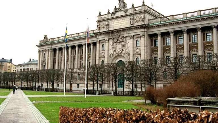İsveç parlament seçkilərində müxalifət az fərqlə irəlidədir