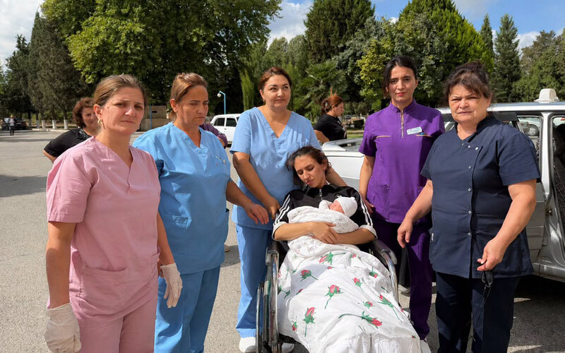 Körpəsini xəstəxananın həyətində dünyaya gətirdi