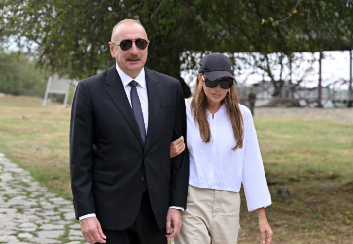 Prezident Şamaxıda Pir Ömər Sultan ziyarətgahında aparılan konservasiya işləri ilə tanış olub - FOTO