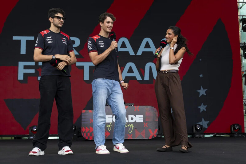 "Formula 1" pilotları Bakıda azarkeşlərlə görüşdü (FOTO)