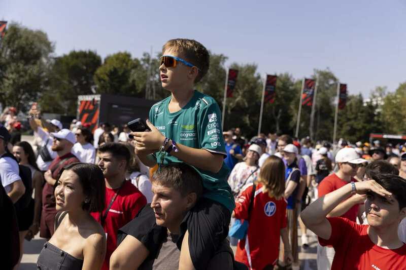 "Formula 1" pilotları Bakıda azarkeşlərlə görüşdü (FOTO)
