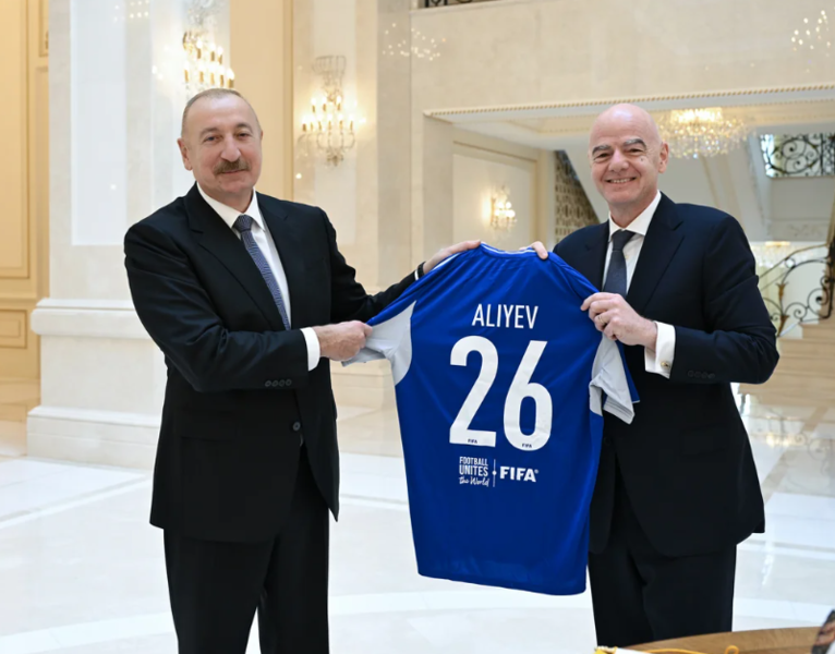 Canni İnfantino İlham Əliyevə idman köynəyi hədiyyə etdi