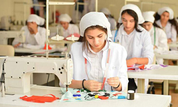 Qızlar "kişi peşələri"nə üz tutur: Əmək bazarında nələr dəyişəcək?
