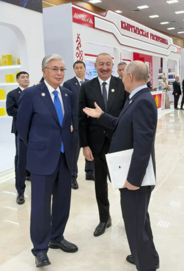 İlham Əliyev Türkmənbaşıda MDB-nin iştirakçı ölkələrinin milli stendləri ilə tanış olub - Foto