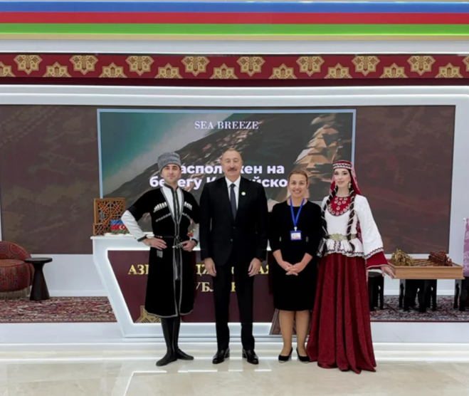 İlham Əliyev Türkmənbaşıda MDB-nin iştirakçı ölkələrinin milli stendləri ilə tanış olub - Foto
