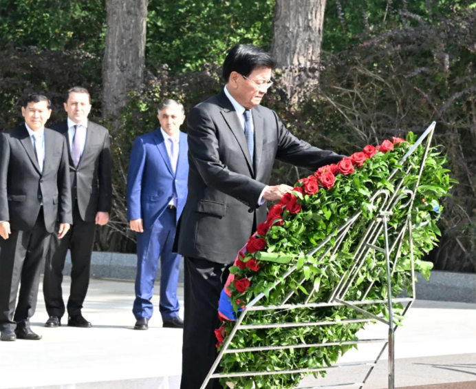 Laos prezidenti Fəxri xiyabanı və Zəfər parkını ziyarət edib - Foto