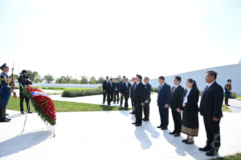 Laos prezidenti Fəxri xiyabanı və Zəfər parkını ziyarət edib - Foto
