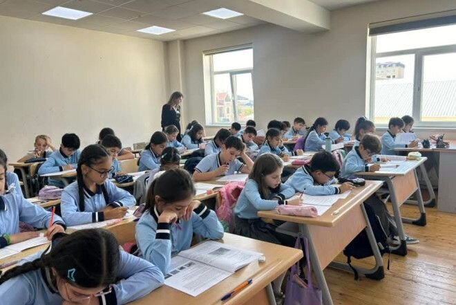 Vahid məktəbli forması şagirdlər arasında bərabərliyin təmin olunmasına necə təsir edir?