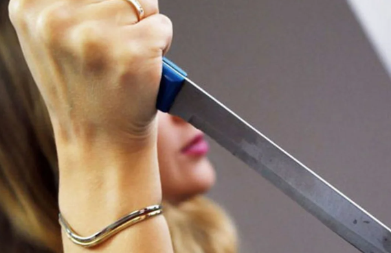 Lənkəranda 5 uşaq anası ərini bıçaqladı: Əvvəl də döyübmüş