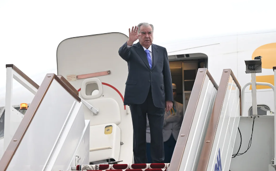 Emoməli Rəhmon Azərbaycana yola düşüb