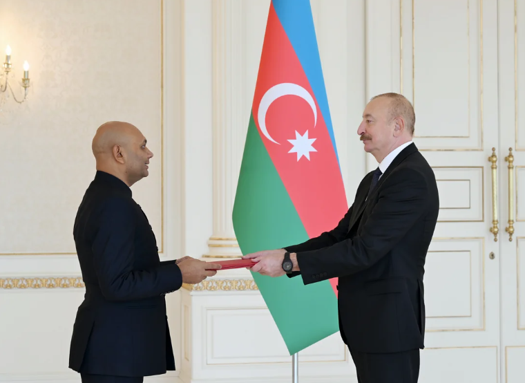 İlham Əliyev Hindistanın ölkəmizə yeni təyin olunmuş səfirini qəbul edib - Foto