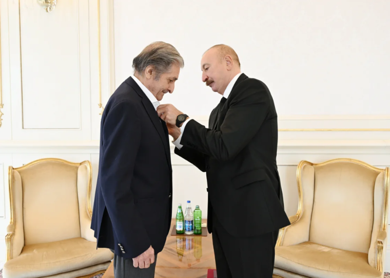 İlham Əliyev Fərhad Xəlilova "İstiqlal" ordenini təqdim edib - Foto