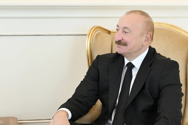 İlham Əliyev Fərhad Xəlilova "İstiqlal" ordenini təqdim edib - Foto