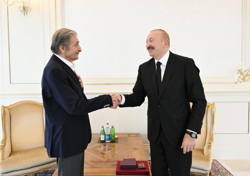 İlham Əliyev Fərhad Xəlilova "İstiqlal" ordenini təqdim edib - Foto