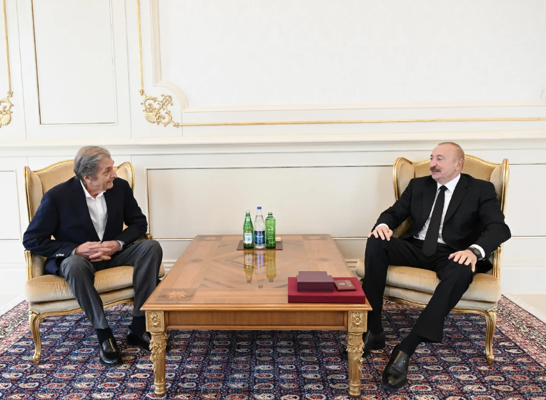 İlham Əliyev Fərhad Xəlilova "İstiqlal" ordenini təqdim edib - Foto