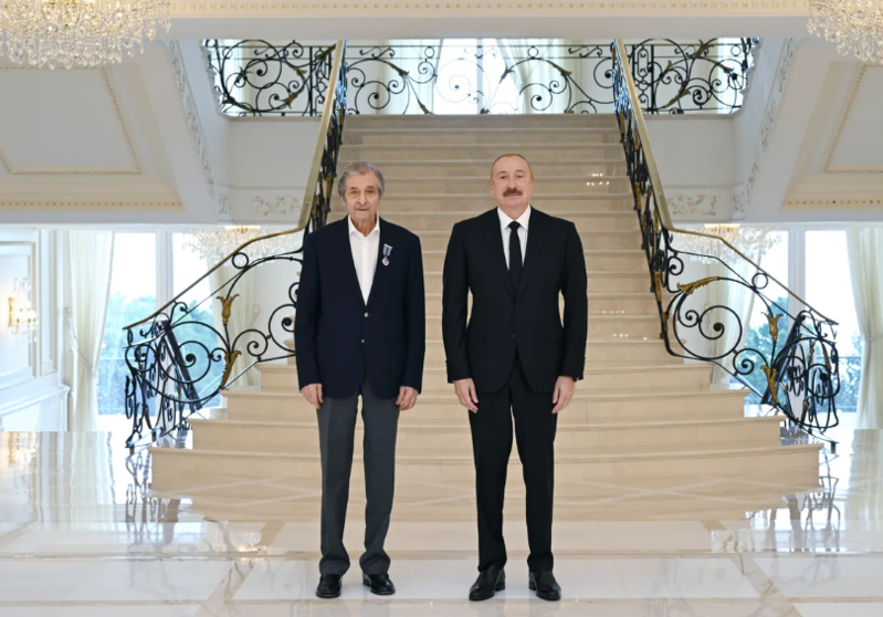 İlham Əliyev Fərhad Xəlilova "İstiqlal" ordenini təqdim edib - Foto