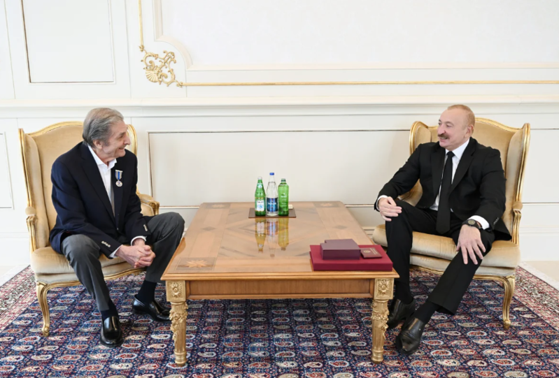 İlham Əliyev Fərhad Xəlilova "İstiqlal" ordenini təqdim edib - Foto