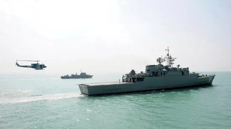 Hörmüz boğazında iki tanker minalara düşüb