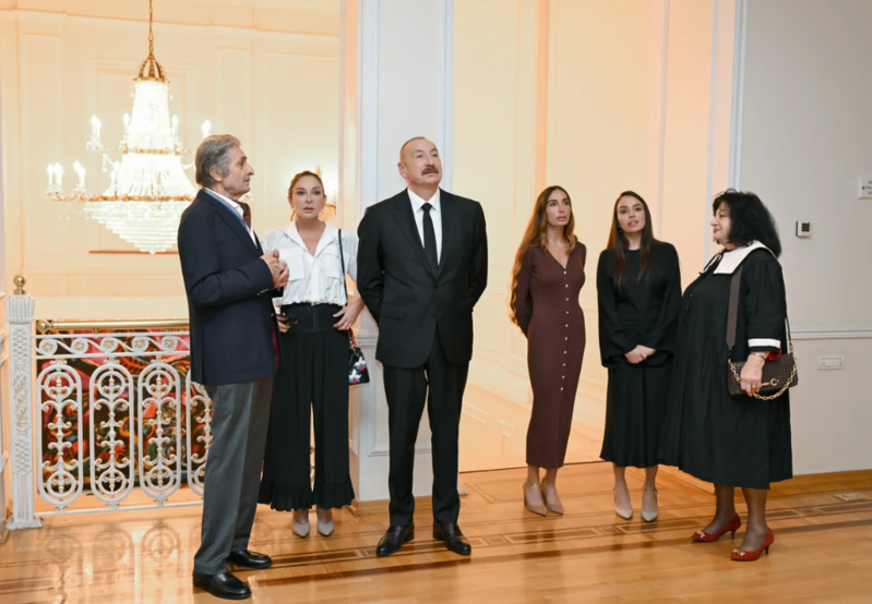 İlham Əliyev, Mehriban Əliyeva və ailə üzvləri "Mənim Abşeronum: Üstə gəl" adlı retrospektiv sərgi ilə tanış olublar - Foto