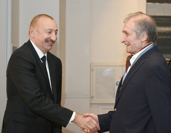 İlham Əliyev, Mehriban Əliyeva və ailə üzvləri "Mənim Abşeronum: Üstə gəl" adlı retrospektiv sərgi ilə tanış olublar - Foto