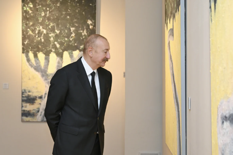 İlham Əliyev, Mehriban Əliyeva və ailə üzvləri "Mənim Abşeronum: Üstə gəl" adlı retrospektiv sərgi ilə tanış olublar - Foto