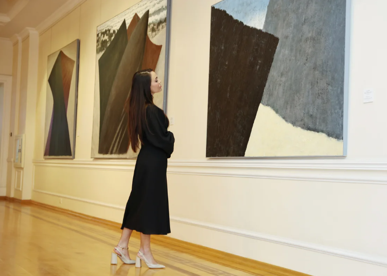 İlham Əliyev, Mehriban Əliyeva və ailə üzvləri "Mənim Abşeronum: Üstə gəl" adlı retrospektiv sərgi ilə tanış olublar - Foto