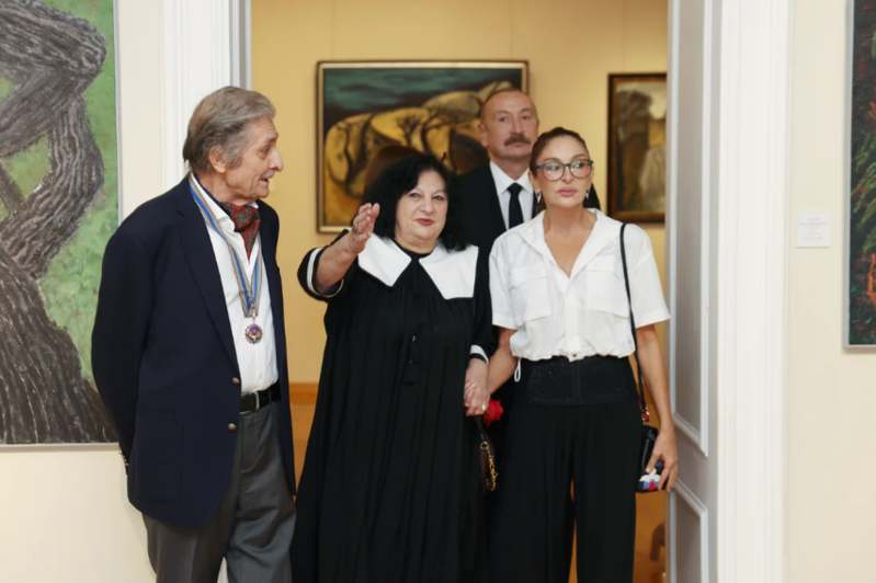 İlham Əliyev, Mehriban Əliyeva və ailə üzvləri "Mənim Abşeronum: Üstə gəl" adlı retrospektiv sərgi ilə tanış olublar - Foto