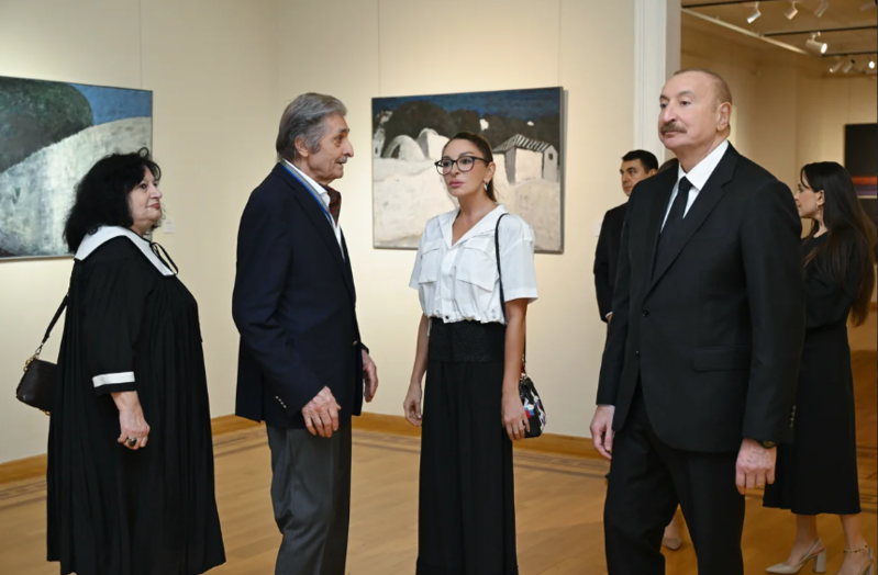 İlham Əliyev, Mehriban Əliyeva və ailə üzvləri "Mənim Abşeronum: Üstə gəl" adlı retrospektiv sərgi ilə tanış olublar - Foto