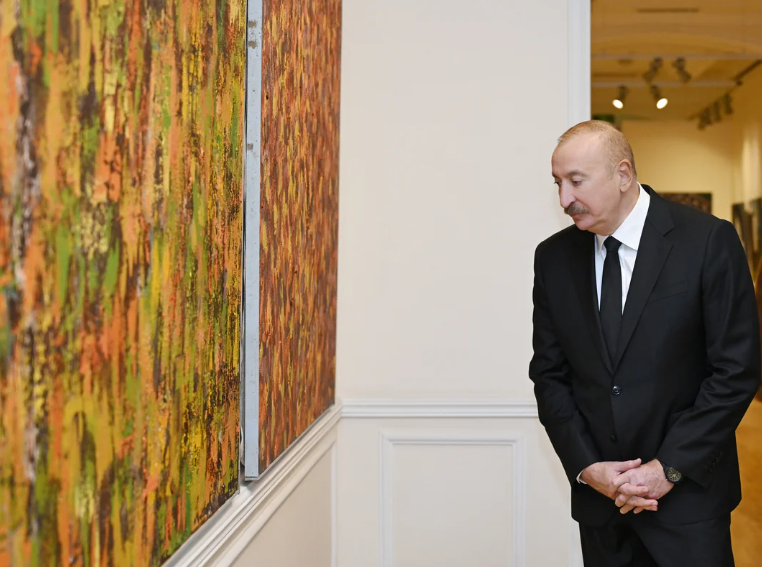 İlham Əliyev, Mehriban Əliyeva və ailə üzvləri "Mənim Abşeronum: Üstə gəl" adlı retrospektiv sərgi ilə tanış olublar - Foto