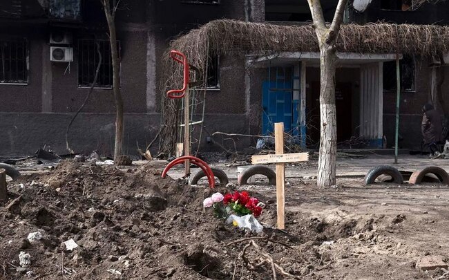 Mariupolda sakinlər yaxınlarını küçələrdə dəfn edirlər – FOTOLAR