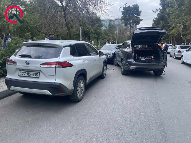 AMEA-nın həyətində zəncirvari qəza - Fotolar