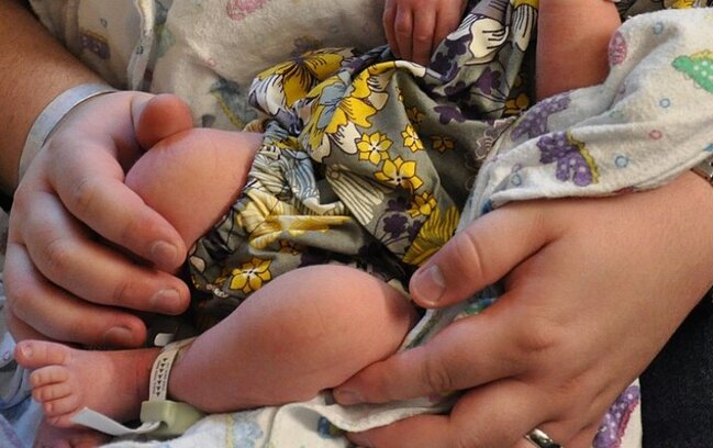 Yol bağlandığı üçün maşında doğulan körpə öldü