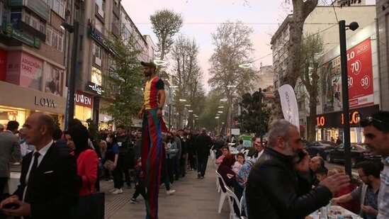 Türkiyədə səkkiz min adamın iştirakı ilə nəhəng iftar süfrəsi açılıb - FOTO