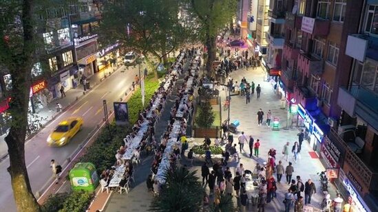 Türkiyədə səkkiz min adamın iştirakı ilə nəhəng iftar süfrəsi açılıb - FOTO