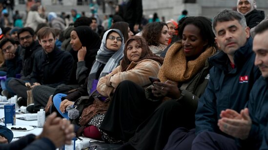 Məşhur meydanda kütləvi iftar verildi - FOTOLAR
