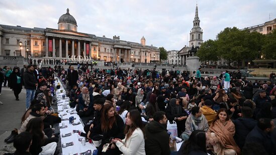 Məşhur meydanda kütləvi iftar verildi - FOTOLAR