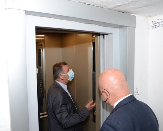 Alman mütəxəssis paytaxtda yeni liftlərin quraşdırılması ilə tanış olub