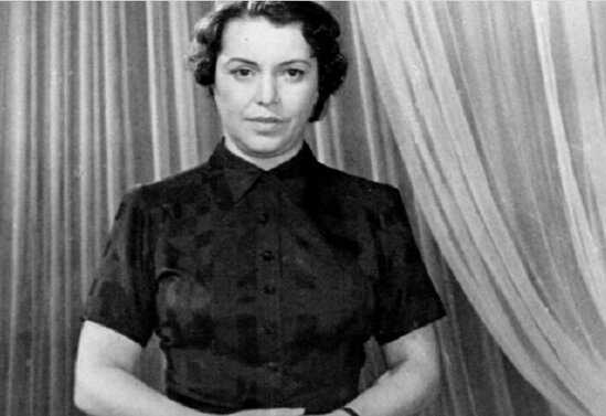 Özündən 17 yaş kiçik həmkarı ilə eşq yaşayan, qızını övladsız qoyan, təmirsiz evdə ömür sürən deputat