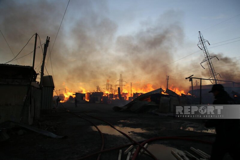 Bakıda taxta bazarında baş verən yanğın yerindən FOTOLAR
