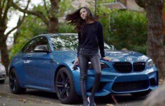 Milyoner qız beş ildir saçını yumur - FOTOLAR