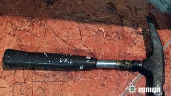 Anadan amansız cinayət - 6 yaşlı qızına əvvəl zəhər verdi, sonra çəkiclə...