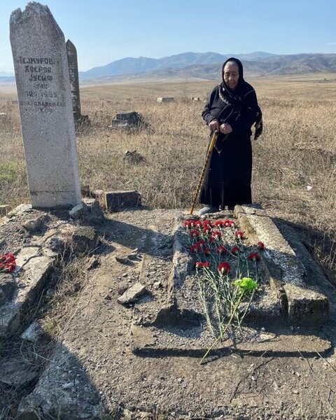 28 il sonra ata və bacısının məzarını ziyarət etdi - Fotolar