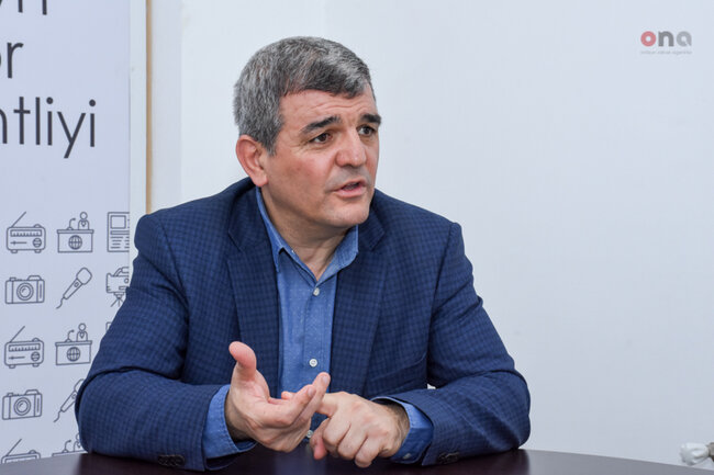 "İşçilərlə küçədə aldığı bir tərbiyəyə uyğun davranır" - Deputat məmur özbaşınalığından GİLEYLƏNDİ