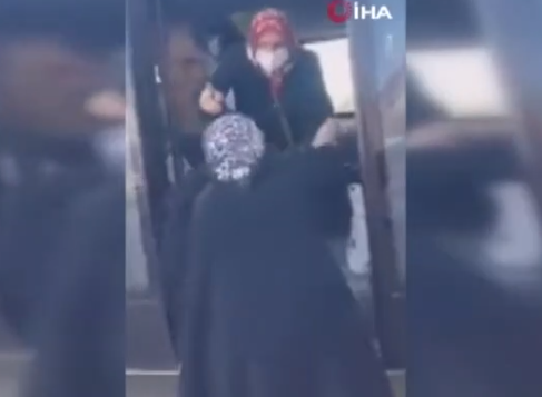 5 manata görə qadını avtobusdan düşürtdülər - VIDEO