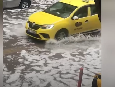 Yarım saat leysan yağdı - Maşınlar suda "üzdü" - VİDEO